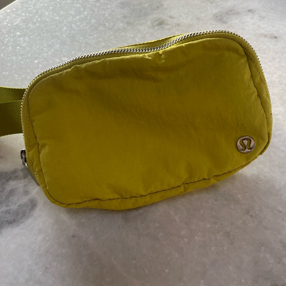 Lululemon Everywhere Belt Bag One Size Yellow Serpentine
